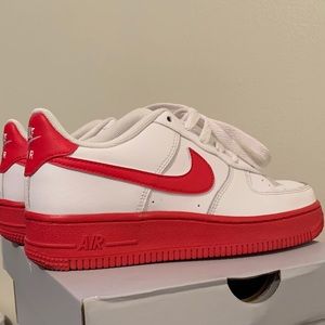 🔥NIKE AIR FORCE 1 (GS), size 4y, in box.